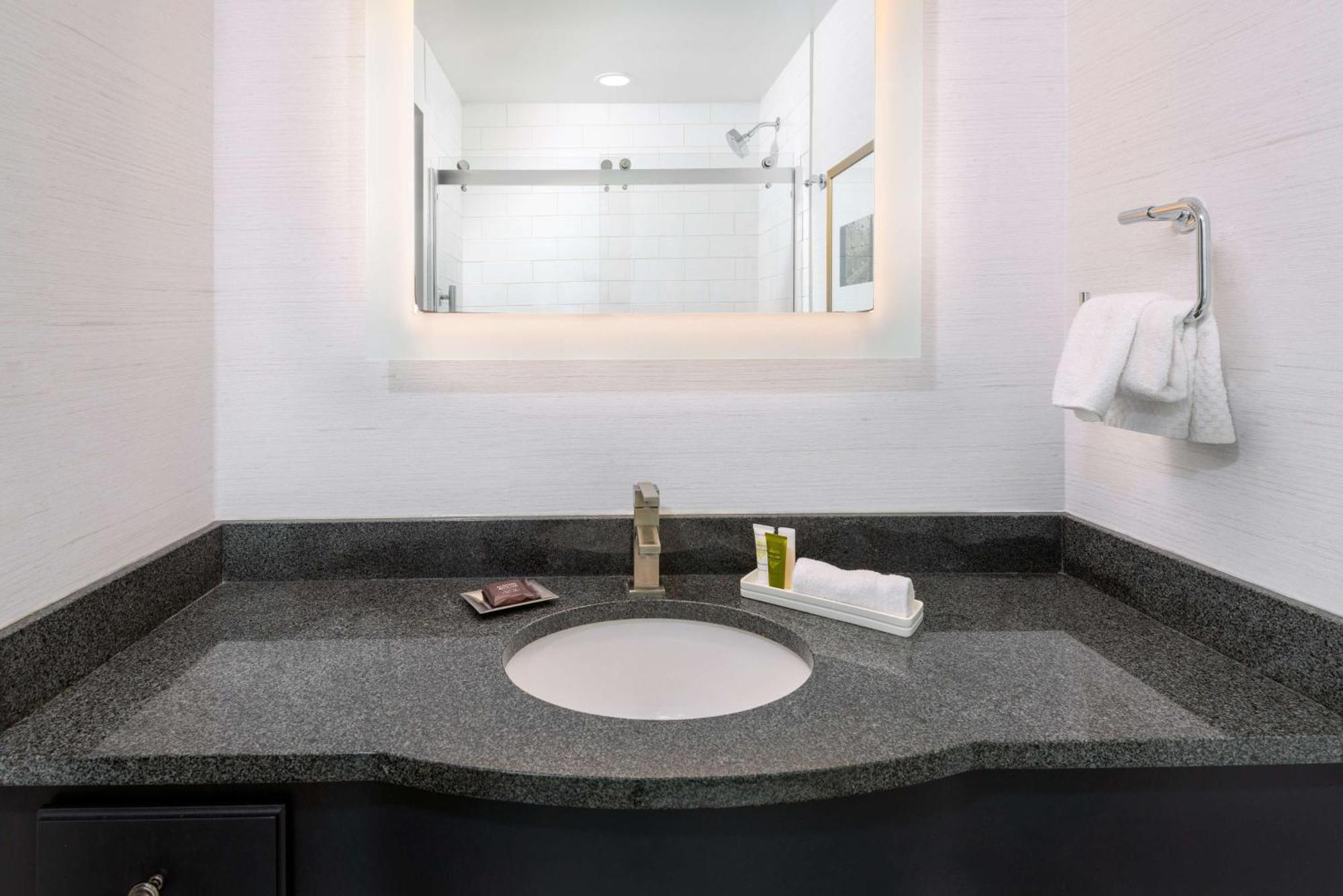 Отель Hilton Pennywell St Louis At The Arch Сент-Луис Экстерьер фото